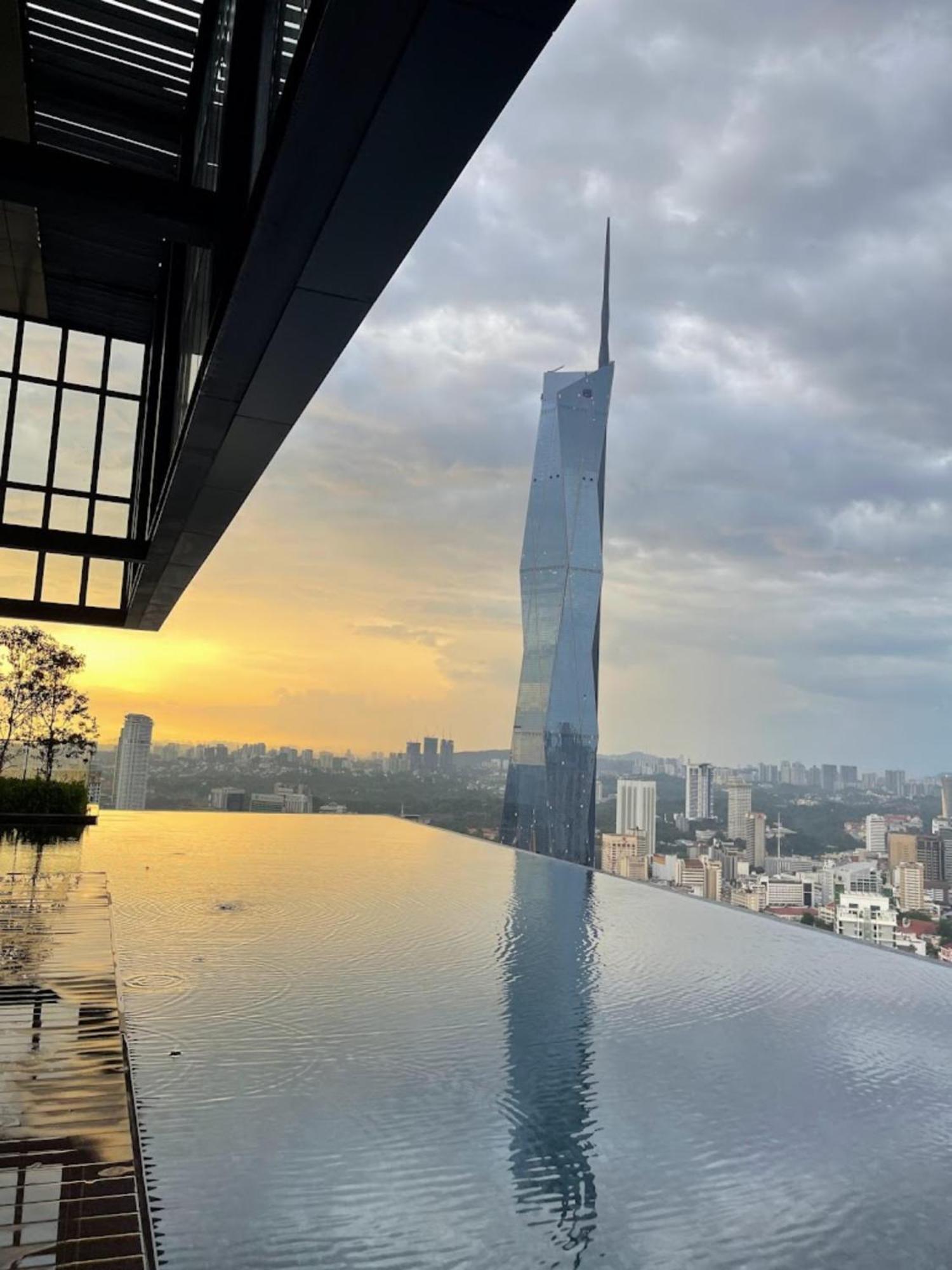 Lotus Infinity Pool At Lucentia Daire Kuala Lumpur Dış mekan fotoğraf