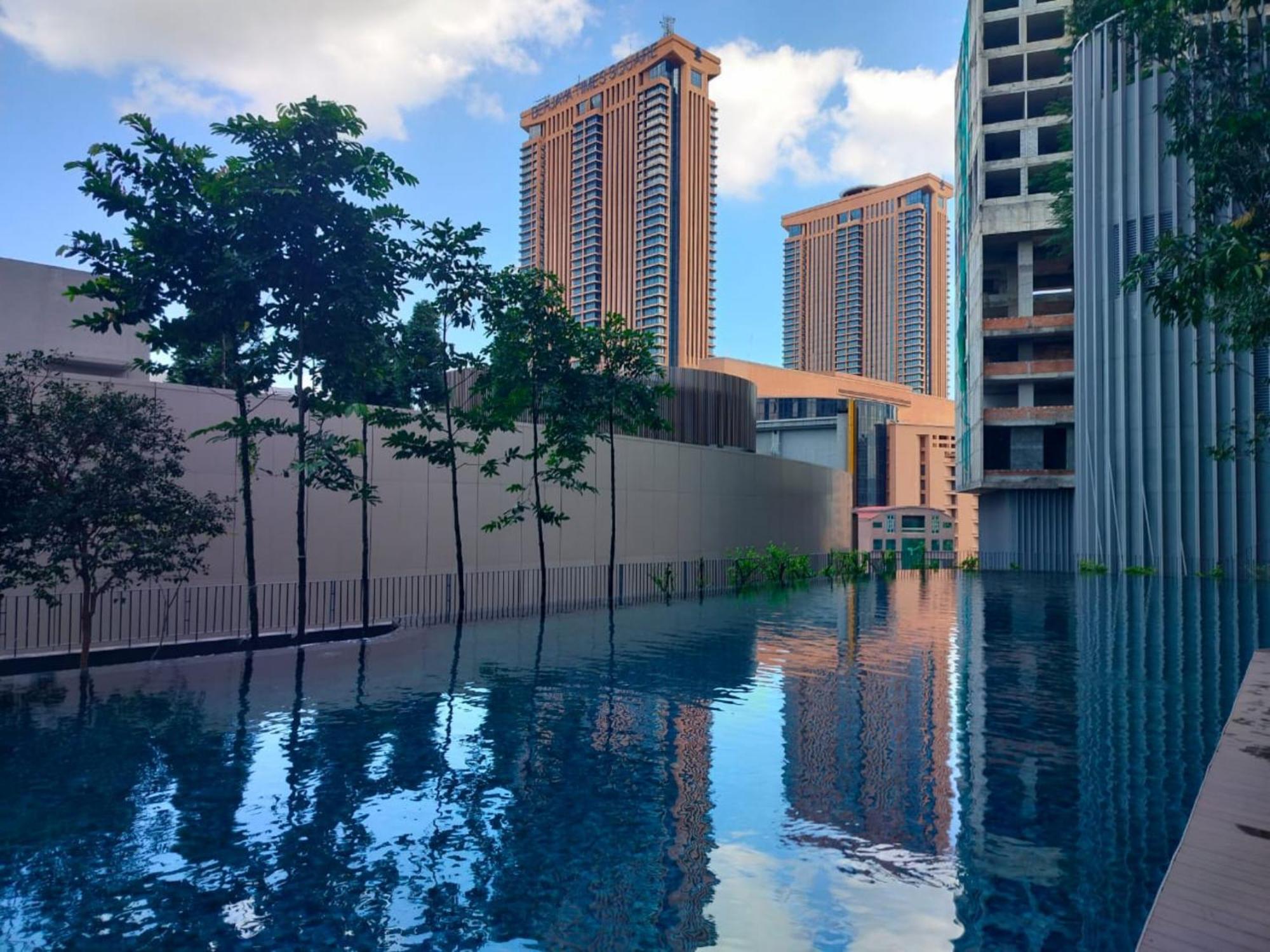 Lotus Infinity Pool At Lucentia Daire Kuala Lumpur Dış mekan fotoğraf